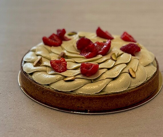 Eine Torte mit Himbeeren 